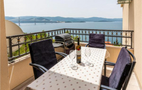 3 Bedroom Beautiful Apartment In Komarna